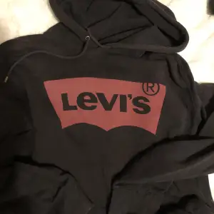 Säljer denna Levi’s Hoodien, passar mest till baggy outfits men också t annat, ställ gärna frågor ifall ni har🫶🏼