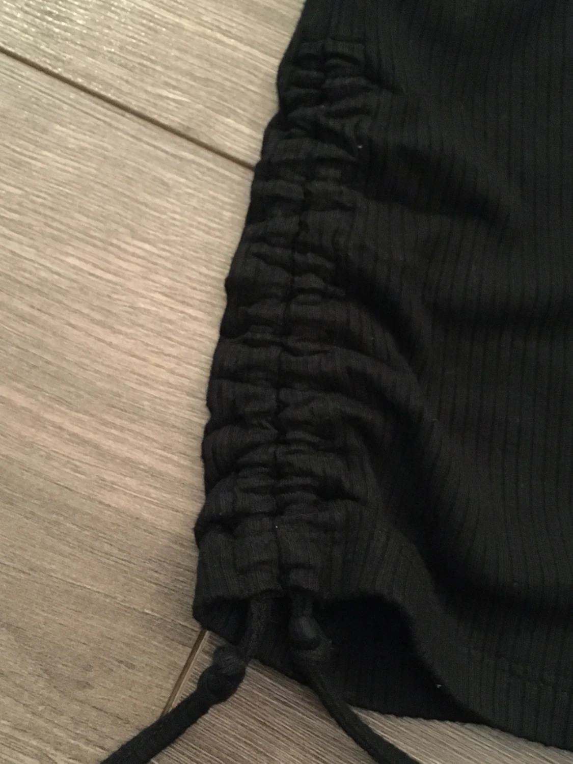 En svart t-shirt. - 90