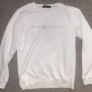 Sail racing sweatshirt  - Vit sail racing sweatshirt, storlek M🤍köpt för 1200kr kontakta för mer information 😊