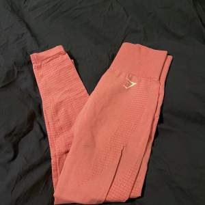 Gymshark tights i storlek S från deras vital Seamless kollektion. Köpa för att år sedan och endast använda ett fåtal gånger❤️ Lite mer rosa i verkligheten (bilden tagen i varmt ljus)