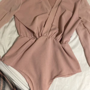 Fin body  - Jättefin body i en fin rosa färg i storlek M