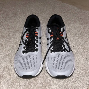 Asics Gt-1000 8  - Asics Gt-1000 8  Endast testade Svinskön sko har bara inget behov utav dem.   39,5 (funkar till 38,5-39)  Nypris: 1300  