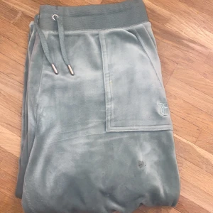 Juicy couture - Säljer mina juicy couture i färgen Chinios green, då jag redan har ett mörkblått juicy sätt. Dom har en lite fläck som ej går bort nedanför fickan men man ser de knappt.👍🏼ordinarie pris på dom är 1100 kr❤️