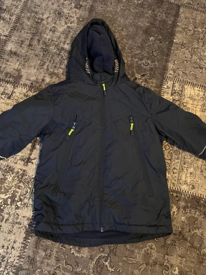 Barn kläder  - Jackan och tröjan är från 6 -7 år 