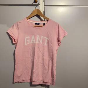T-shirt från Gant. Använd ett fåtal gånger så nästintill nyskick. Välldigt skönt material i bomull.🥰