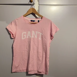 T-shirt från Gant - T-shirt från Gant. Använd ett fåtal gånger så nästintill nyskick. Välldigt skönt material i bomull.🥰