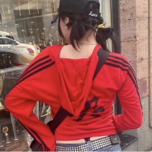 Adidas hoodie - Köpte på plick för ett tag sen, men har inte kommit till användning 