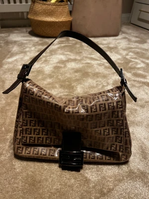 Fendi  - Annorlunda Fendi baguette väska  Inköpt på Vestiaire  Lite större än de vanliga så får plats mer än man tror 