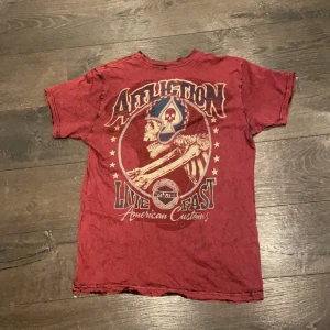 Double sided affliction t-shirt - Skit cool affliction t-shirt med tryck på insidan och utsidan  står inte storlek men passar som m