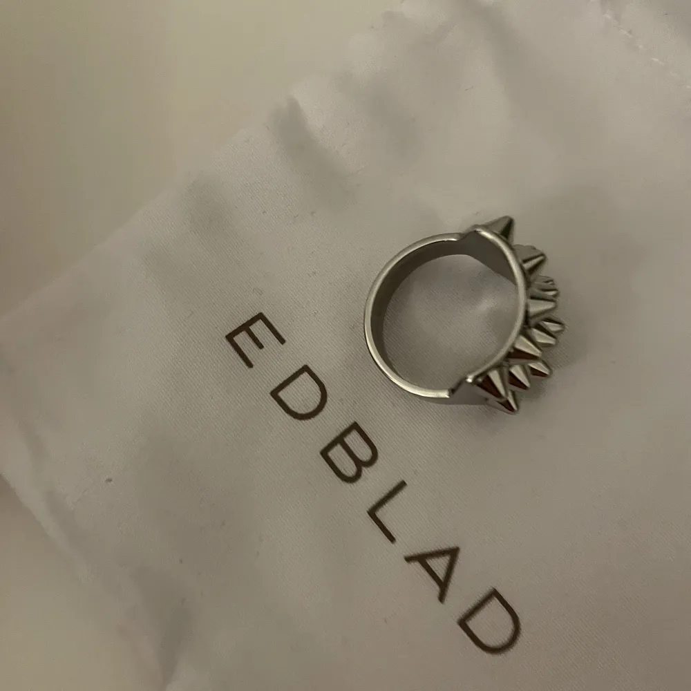 Säljer min Edblad ring som jag fick i julklapp då den var för stor💕 helt oanvänd och nyskick. Storlek XL vilket är 19,5 mm.. Accessoarer.