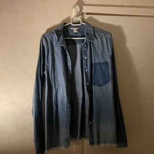 Jeansskjorta från H&M  - Jeansskjorta använd ett fåtal ggr, strl S. 