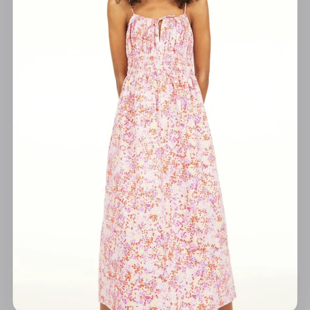 Vibrant rosa blommig klänning från H&M. Väldigt luftig   Nyskick. Klänningar.