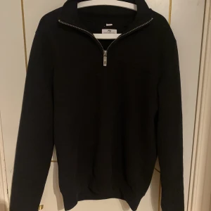 Half zip - Snygg half zip tröja med väldigt varmt och skönt material. 10/10 skick, nypris 799kr.