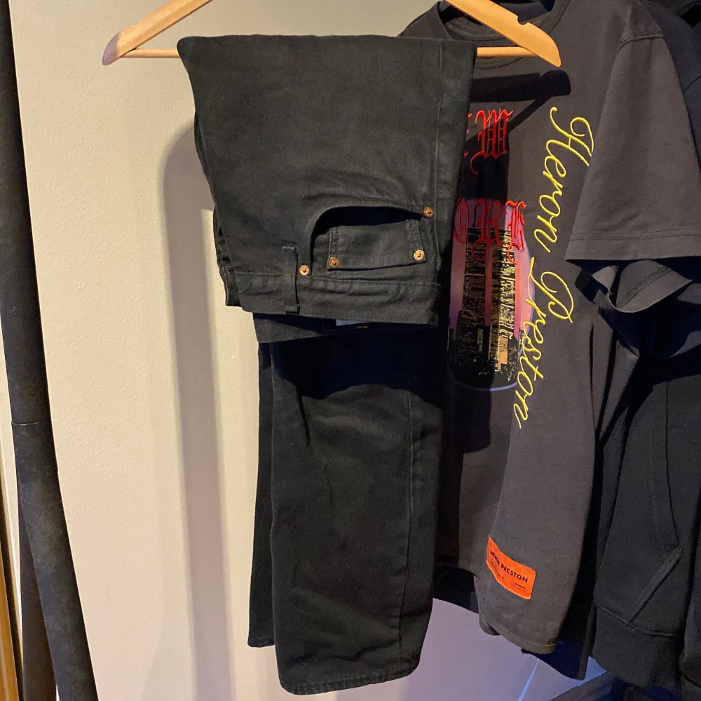 Levi’s 501, ett par svarta raka jeans i storleken 31x30. Bra skicka och inga defekter. Jeans & Byxor.