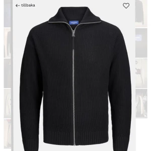 STICKAD FULL-ZIP TRÖJA FRÅN J&J - säljer en underbart snygg tröja från jack and jones!! den är i toppenskick (tvättad max 3 gånger) storlek M! slutsåld överallt.