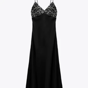 Glitter satin klänning  - Säljer denna långa satinklänning från Zara som är perfekt för nyår. Helt oanvänd med lapparna kvar. Säljer pga. att jag inte kommer hinna retunera i tid (köpt i butik)🖤  Egna bilder kan skickas vid intresse!
