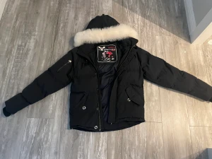 Moose Knuckles 3Q jacka  - Moose knuckles jacka storlek M (passar storlek s), Marinblå lik svart, använd fåtal gånger (den är i ny skick), den är äkta har ingen kvitto men finns kod innanför jackan som tar dig till moose knuckles sidan!!!! Vid snabb affär kan priset diskuteras 
