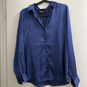 Satinskjorta - En satinskjorta från pieces. Superfin med en snygg passform. Knappt använd.