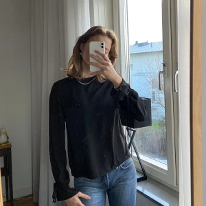 Svart Blus GinaTricot - Svart långärmad blus från GinaTricot! Aldrig använd💓 Perfekt till nyår eller annan middag/fest