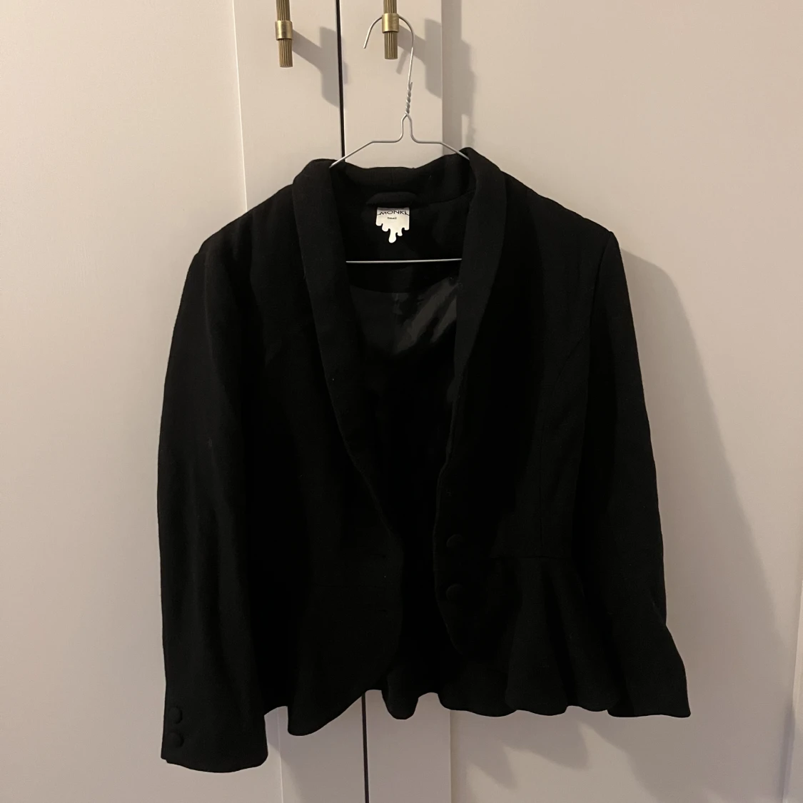 Kort kappa med volanger