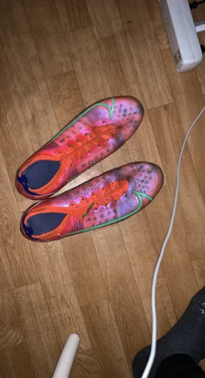 Fotbollsskor - Använt dem ett tag storlek 45