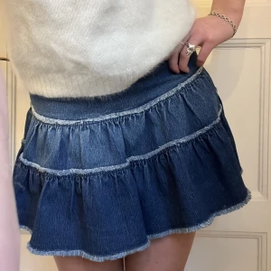 Kjol! - Säljer denna kjol som både passar att ha till vintern med tights under och sommaren! Storlek 36 från märket Morgan❤️‍🔥