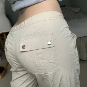 Cargobyxor💫 - Supertrendiga och snygga lågmidjade parachute/cargopants!! Storlek xs-m då midjan är resårbar!🌟💓