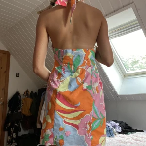 gullig klänning - så söt klänning köpt på zara helt oanvänd! säljs eftersom den inte kommit till användning då är lite stor för mig men är true to size! ❤️‍🔥