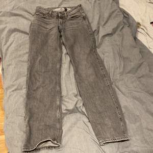 Supersnygga jeans i en mörkgrå färg från weekday, Arrow low, Strlk 24/32. Säljer dom för att dom är för stora för mig, lite lite långa på mig som är ca 1,65. Använda typ 3/5 ggr så i gott skick. Köparen står för frakten, kan även hämtas upp. 