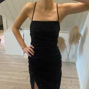 Klänning - Klänning från ZARA. Detalj i ryggen😍Dragkedja i sidan, inget synligt. Passar perfekt till nyår