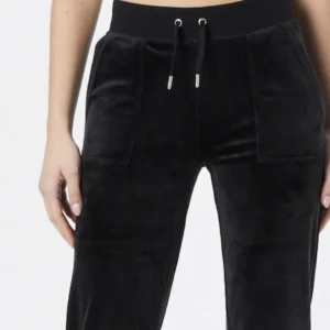 Juicy couture  - Säljer mina svarta juicy couture byxor eftersom att jag vill köpa en annan färg. Dem är som nya och knappt använda. Pris kan diskuteras ❤️ kan mötas upp eller skicka men då står köparen för frakten🤗