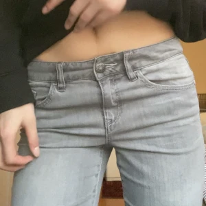 Low waist jeans - Supersnygga jeans från Esprit. Säljer då jag tycker de är för korta på mig som är 177. Low waist, straight leg. Storlek 28/32, passar även mindre. Nyskick! Innerbenslängd: ca 82cm Köp direkt för 400!