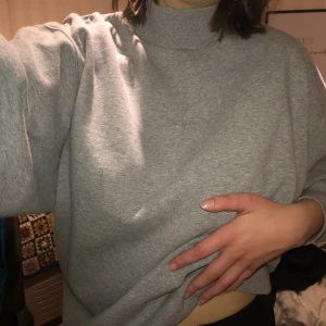 Oversized tröja med polokrage - sååå fin och sofistikerad tröja med mockneck / turtleneck / polokrage, samtidigt som den är oversized. enda defekten kan ses på sista bilden. föreslå pris! vill ha bort!