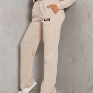 Raka mjukisbyxor plt  - Straight leg mjukisbyxor från prettylittlething som ligger kvar i förpackningen, kan inte skicka tillbaka så säljer vär