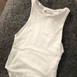 Zara topp / body  - Den populära halterneck toppen från Zara! Använd knappt en gång. Dubbeltyg och ger ”the SKIMS look”
