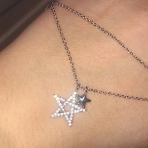 Halsband  - Ett superfint stjärnhalsband i 925 sterling silver. Den är i nyskick, har endast provat den. Frakt 15kr