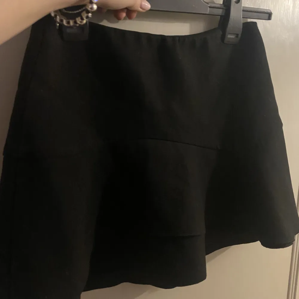Söt svart kjol från zara, lite problem med dragkedjan men märks inte när den används . Kjolar.