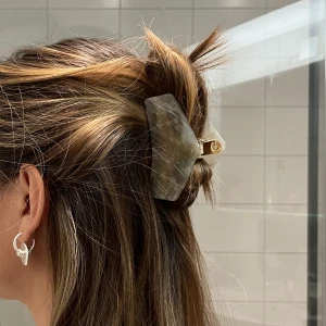 Hårklämma marmor nakd - för lite mindre uppsättningar, säljer pga kommer inte till användning