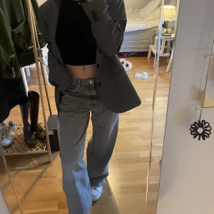 Lågmidjade jeans  - lågmidjade oversize jeans i storlek 38🤍jag har vanligtvis xs/36 och byxorna är avklippta så dom passar längden 160-165 