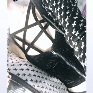 Kilstar - Jättefin velour topp med pentagram, dragkedjan går ner hela vägen. Pris kan alltid diskuteras vid frågor släng iväg ett pm! 