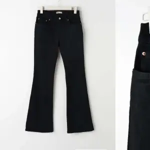 Säljer dessa svarta jeans från ginatricot som är mid waist och bootcut, säljer då inte kommer till användning💕Kom privat för fler bilder och frågor