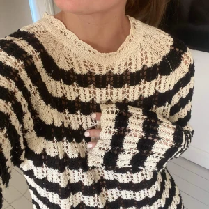 Finstickad topp - Använd fåtal gånger. Super fint material 💕