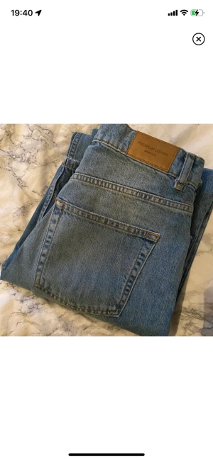 Ripped jeans  - Från Gina tricot, Storlek 38. Använt få gånger. Älskar materialet och hur den sitter på mig men tyvärr så använder jag inte de så ofta. 