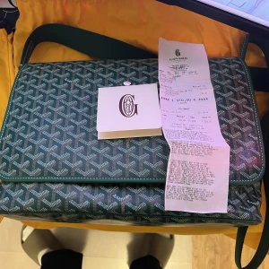 Goyard Capetien Grön - 9/10 skick. Kommer med kvitto och dustbag. Använd ca 5 gånger. Köpt i Mars 2022.
