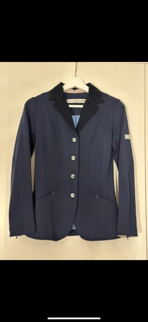 Animo kavaj  - Säljer en blå Animo kavaj i fint använt skick. Storlek IT40, SV36.   600kr eller bud 