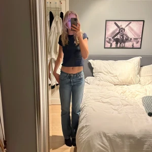 Zara Jeans - Ett par mörkblåa zara jeans som är mod Rise och är långa! Jag är 180 och brukar bära storlek S/M. Priset kan diskuteras! 