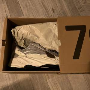Yeezy boost 700 v2 ”static”, size 44.5eu, ds