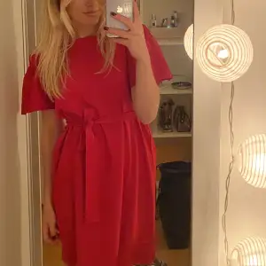 Säljer min röda klänning som passar perfekt till jul❤️ följer med ett avtagbart skärp som går att knyta i midjan. Klänningen är använd vid ett tillfälle så är som ny. 