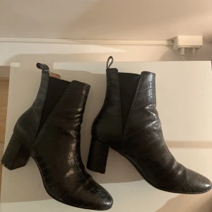 Klackar - Säljer ett par snygga klackar från H&M i storlek 38. Använder de knappt därav jag säljer dem. 