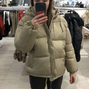Puffer jacka - Säljer denna super snygga och varma jackan från H&M, färgen finns inte längre kvar i butik eller på hemsidan. Köptes förra vintern men är knappt använd då jag inte trivs i färgen🥰 nypris 499
